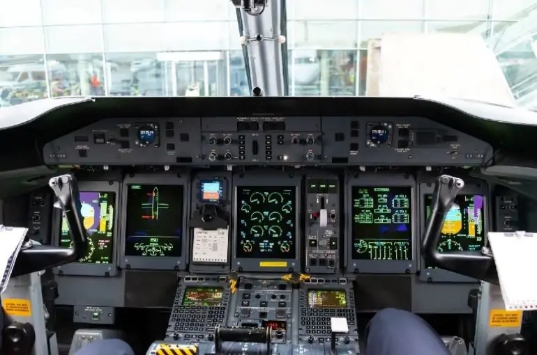 bombardier dash 8 cockpit
