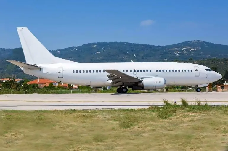 Boeing-737-300 on the runway