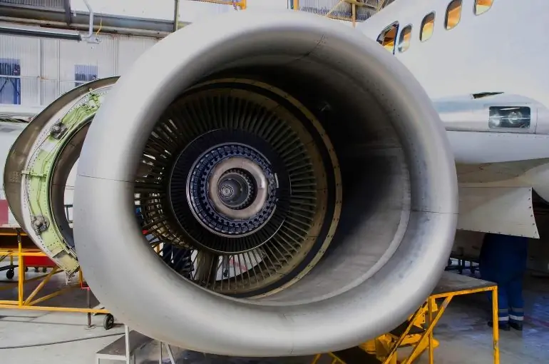 Boeing-737-300 engine